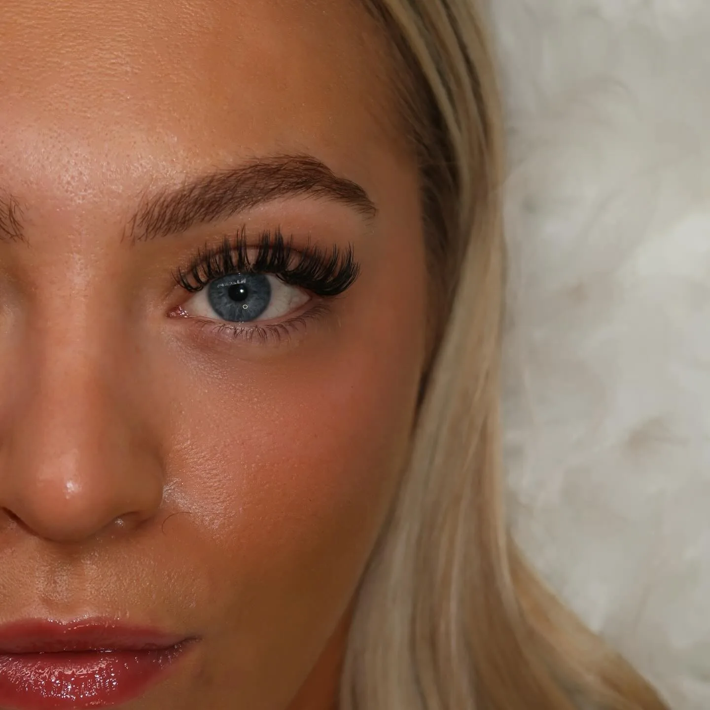 Single blue eye with volume wispy lash set, blonde, groomed brow