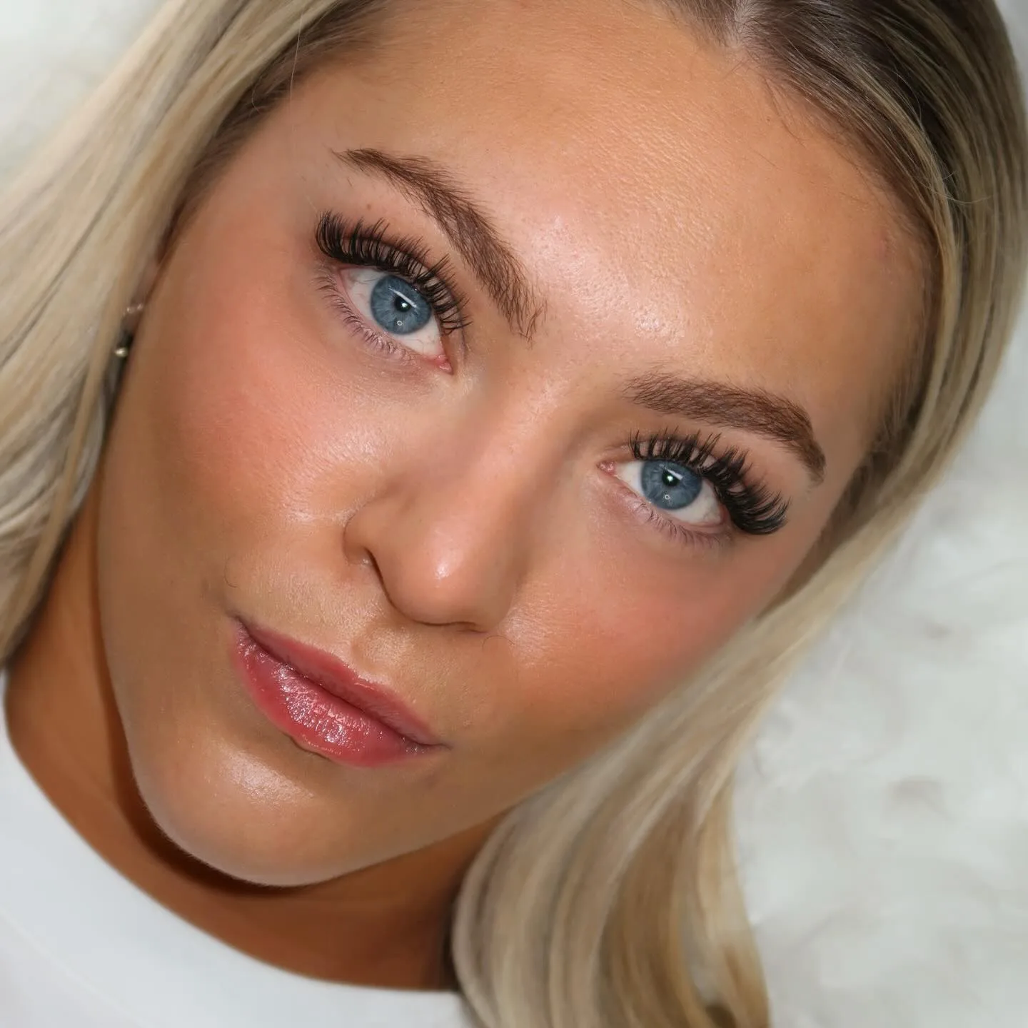 Blonde client, both eyes with glam lash extensions, white fur