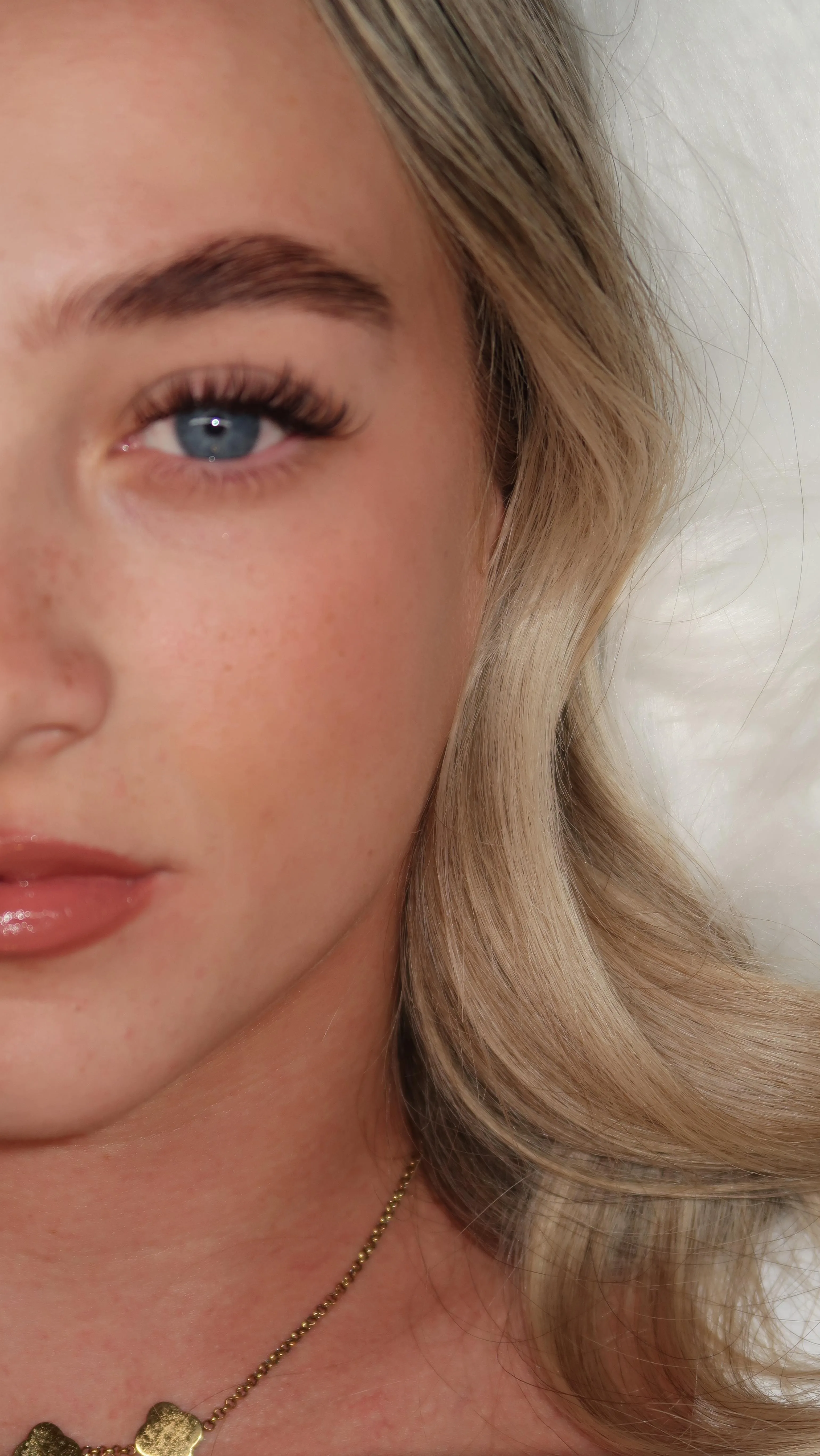 Single blue eye with natural-wispy wet-look lash set
